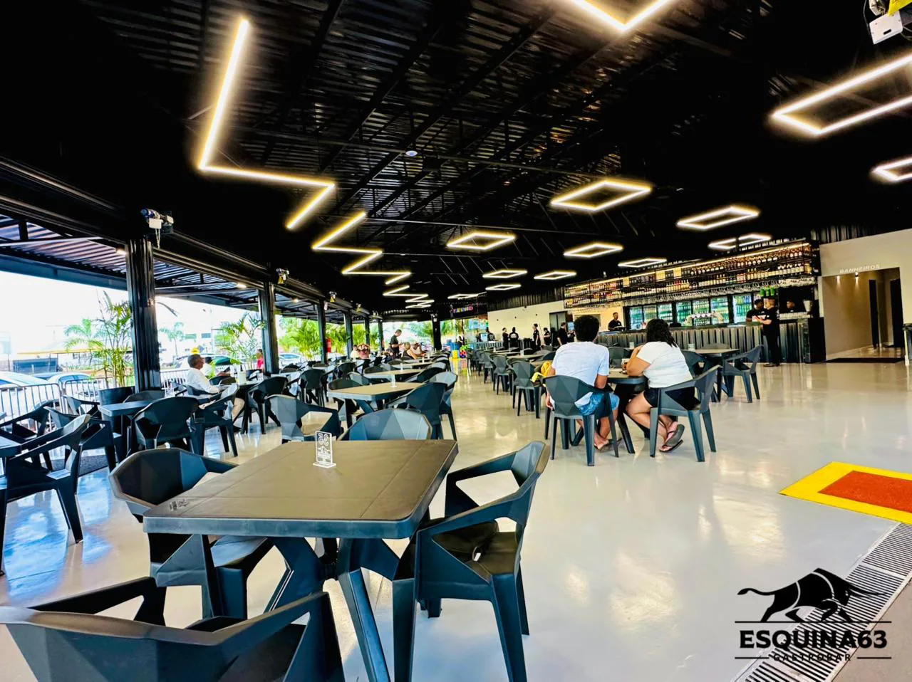 Salão do Esquina 63 com muitas mesas