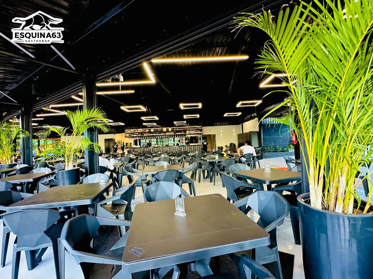 Salão amplo e arborizado do Esquina 63 Gastrobar